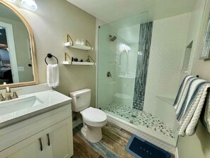 Een douche, een haardroger, handdoeken, zeep