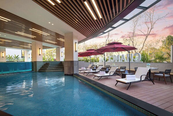 Una piscina al aire libre