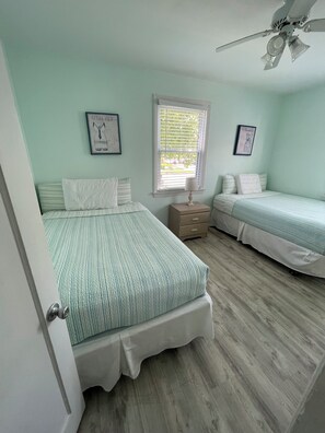 4 bedrooms, iron/ironing board, WiFi, bed sheets