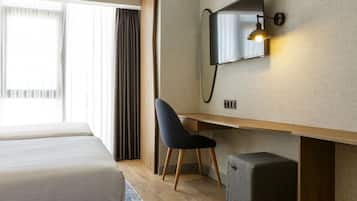 Quarto, 3 camas de solteiro (Triple) | Frigobar, cofres nos quartos, individualmente decorados