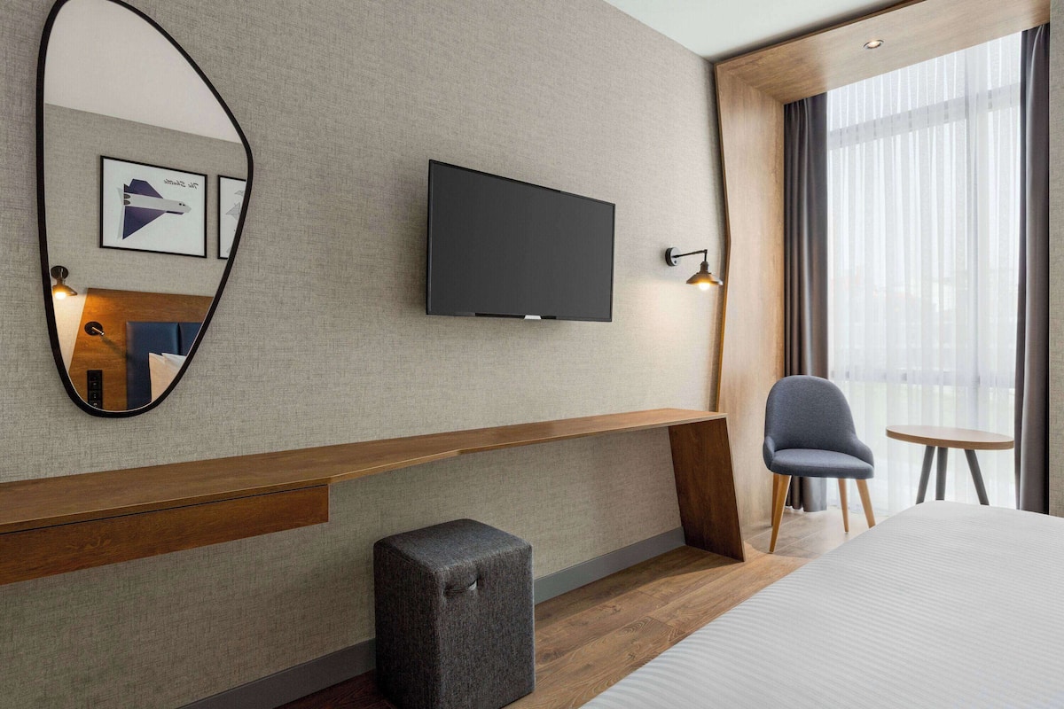 1 kamar tidur, minibar, brankas, dan didekorasi berbeda-beda