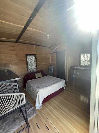1 室のベッドルーム、WiFi、ベッドシーツ. Cozy Cabin # 4 Located on The Bayou next 2 The Shed BBQ and Blues Joint