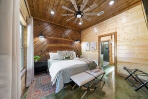 2 bedrooms, iron/ironing board, Internet, bed sheets - Dreamy Sunset Mountain Views/Central Loc/Hot Tub! (Broken Bow)