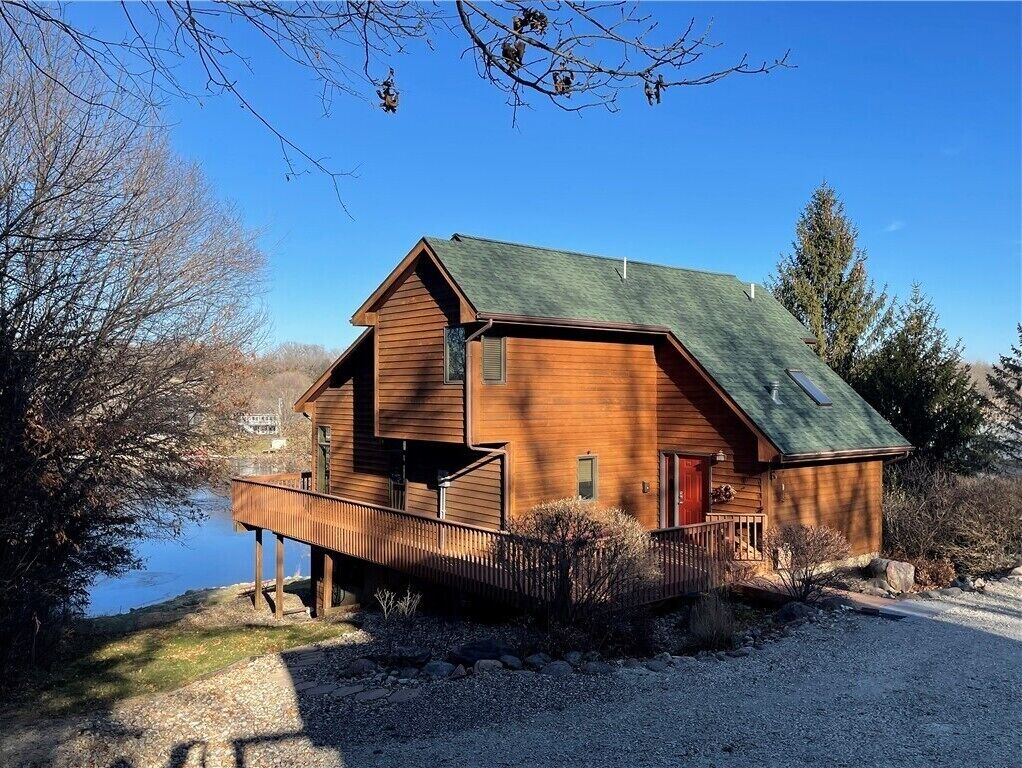 Spacious Family Friendly Cabin on the Water with Bunkhouse- Sleeps 12