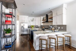 ثلاجة، ميكروويف، فرن، موقد طهي مسطح