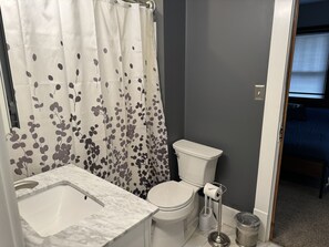 SĂšche-cheveux, serviettes fournies, papier toilette