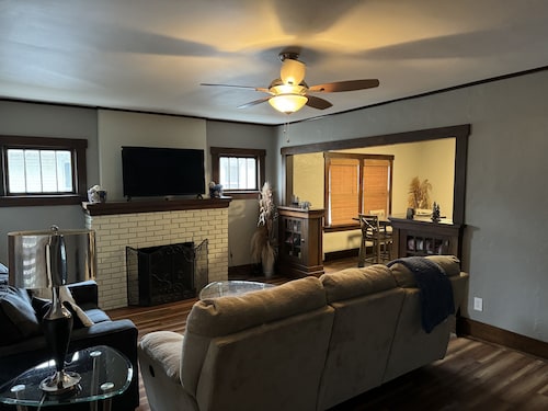 The Guide house! Beautiful 2 bedroom close to the fairgrounds and the College 