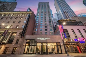 Un hôtel doté d’une enseigne lumineuse, de grandes fenêtres et d’une façade moderne.