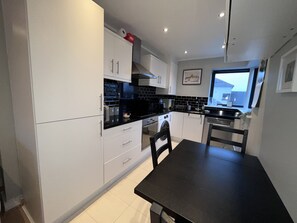 Réfrigérateur, four à micro-ondes, lave-vaisselle, bouilloire électrique