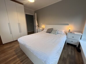 1 habitación, tabla de planchar con plancha, wifi gratis y ropa de cama 