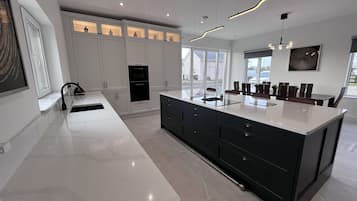 Kühlschrank, Mikrowelle, Ofen, Geschirrspüler