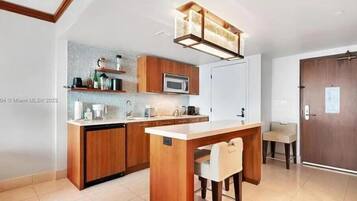 KylskÄp, mikrovÄgsugn, ugn och spishÀll