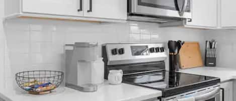 Geladeira, micro-ondas, fogão, cooktop
