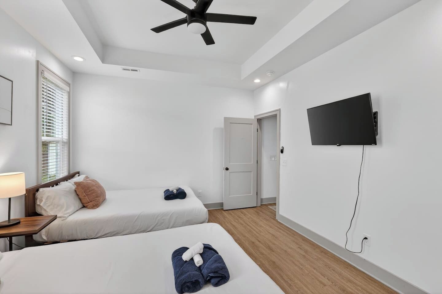 Bureau, fer et planche à repasser, Wi-Fi gratuit, draps fournis