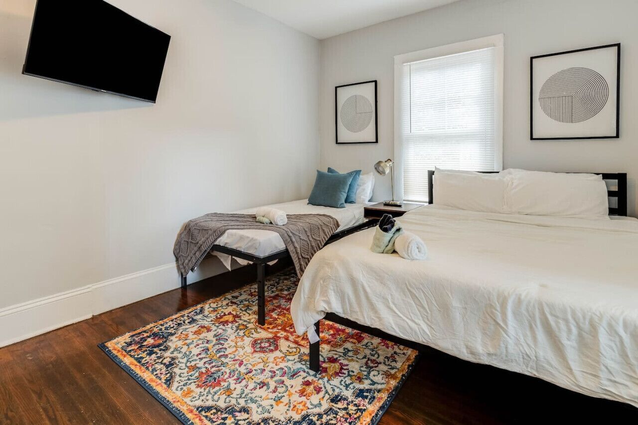 21)Downtown/Fenced yard/5 Beds!