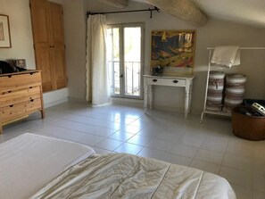 6 bedrooms, desk, iron/ironing board, travel crib