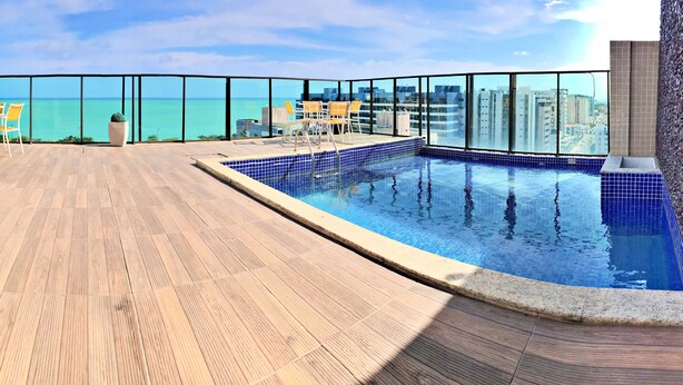 A rooftop pool with a clear view of the ocean and cityscape. - Edf. Gales de Pajuçara - Apt. 105 (Pajuçara Maceió)