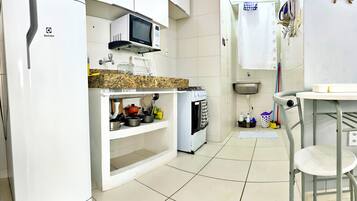 Fridge, microwave, stovetop, blender