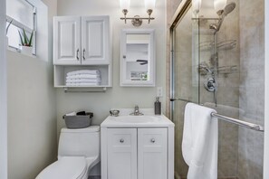 Douche, sèche-cheveux, serviettes fournies, savon