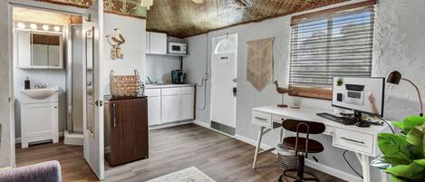 Una Smart TV, libros, una oficina, una pantalla de ordenador