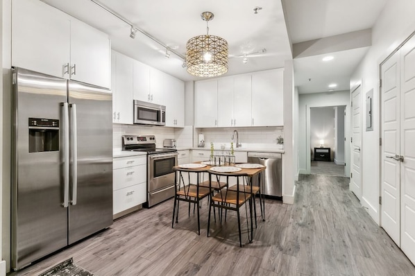 Réfrigérateur, micro-ondes, four, plaque de cuisson