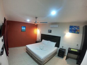 高级开间套房, 2 间卧室, 简易厨房 | 办公桌、笔记本电脑工作区、免费 WiFi