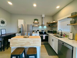 Réfrigérateur, four à micro-ondes, un four, surface de cuisson