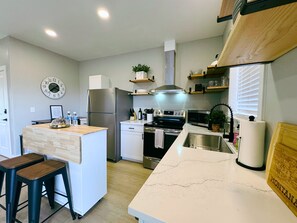 Réfrigérateur, four à micro-ondes, un four, surface de cuisson