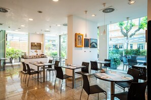A modern restaurant with a clean interior, large windows, and a view of the outdoors. - Cristallo Rimini (Rimini)