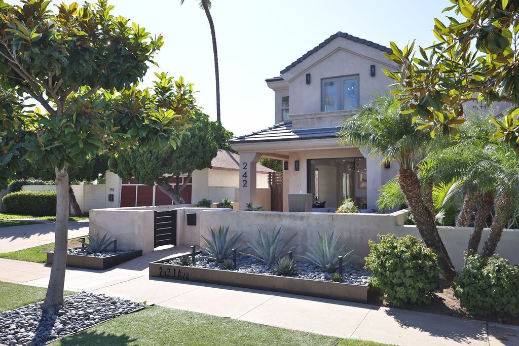 Cozy 4-bedroom house in fabulous Coronado with WiFi, AC and a roof top deck. 