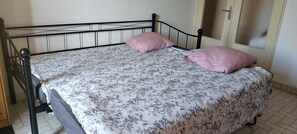 1 chambre, fer et planche à repasser, draps fournis
