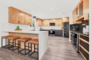 Fridge, microwave, oven, stovetop - Relaxation+Pool & Hot Tub+Views (Comfort)