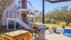 A modern house with a barbecue grill, a wooden chest, and a swimming pool. - Relaxation+Pool & Hot Tub+Views (Comfort)