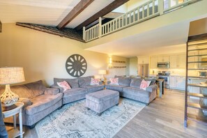 Living area - Mountain Getaway Retreat - 4br + loft (Beech Mountain)