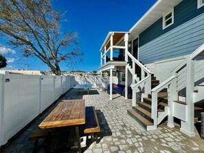 Outdoor dining - Our 'Palm Beach’ Themed 1-Bedroom Apartment
(Melbourne)
