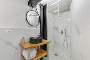 Hair dryer, towels, soap, toilet paper - NEW | Parisian Radiance | Apartment (Paris)