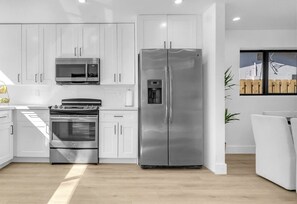 Private kitchen - Newly Renovated Cozy Oasis House W/ Pool (Sunrise)