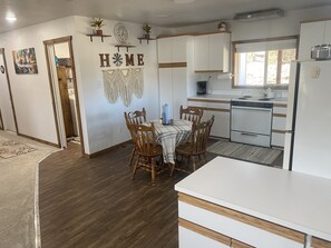 Refrigerador, microondas, horno, placa de cocina