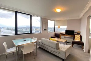TV - PrimeCozy & Bright 1BR Apartment (Brisbane City)