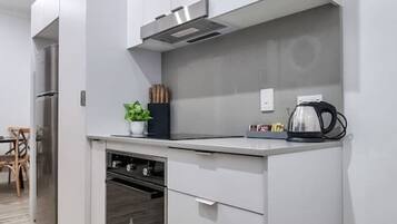 Een koelkast, een magnetron, een oven, een kookplaat