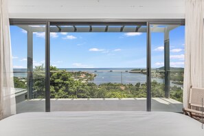 5 sovrum, skrivbord, strykjärn/strykbräda och resesäng