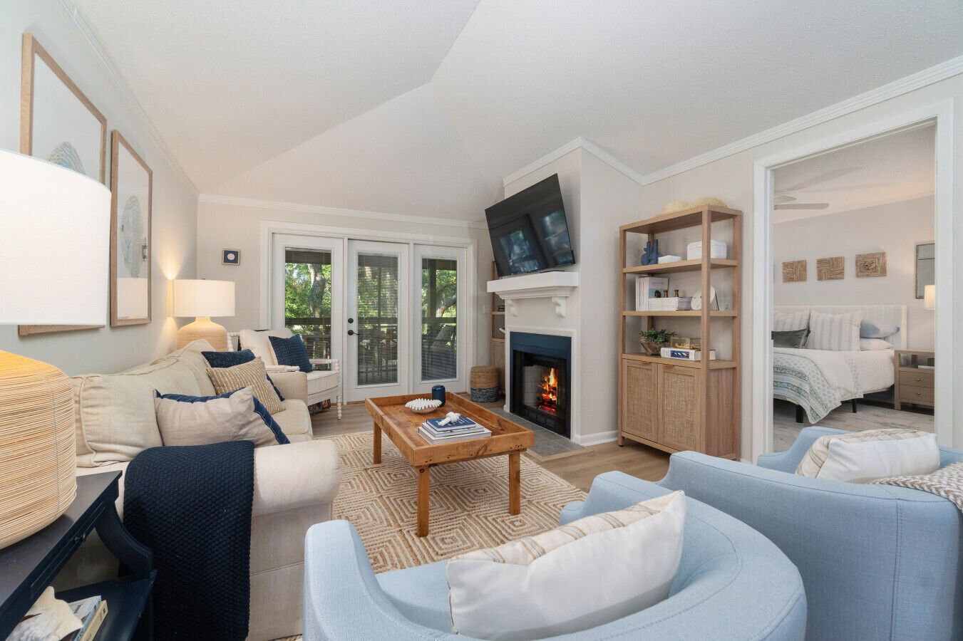 Una sala de estar moderna con chimenea, televisión y un área de estar acogedora.