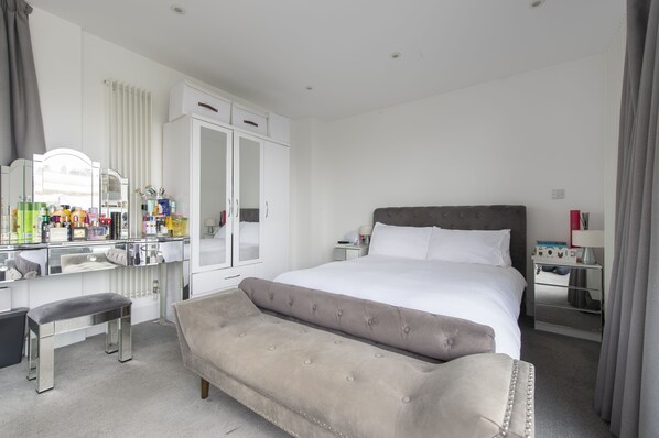 2 bedrooms, iron/ironing board, free WiFi, bed sheets - Modern flat opposite tube station with balcony (London)