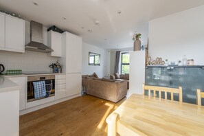 Private kitchen - Modern flat opposite tube station with balcony (London)