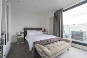 2 bedrooms, iron/ironing board, free WiFi, bed sheets - Modern flat opposite tube station with balcony (London)