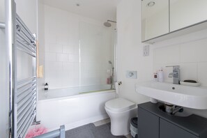 Hair dryer, towels, toilet paper - Modern flat opposite tube station with balcony (London)
