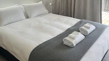 3 slaapkamers, een strijkplank/strijkijzer, gratis wifi, beddengoed