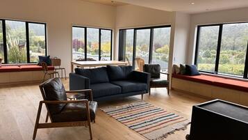 Smart-tv, een open haard en een kantoor