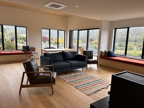 TV connectée, cheminée, espaces bureaux