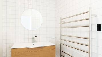 Een haardroger, handdoeken